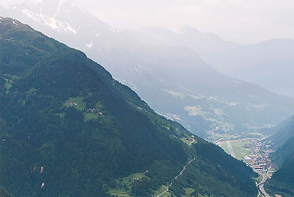 美麗景色下,山谷之間的道路