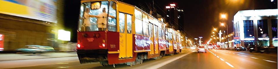 夜晚,華沙街頭的有軌電車