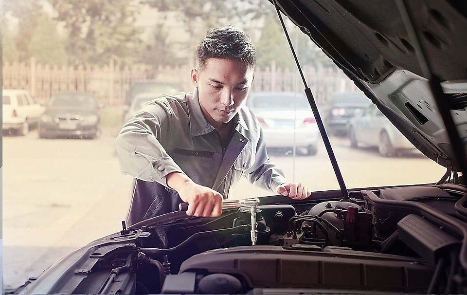 修理汽車的機械師