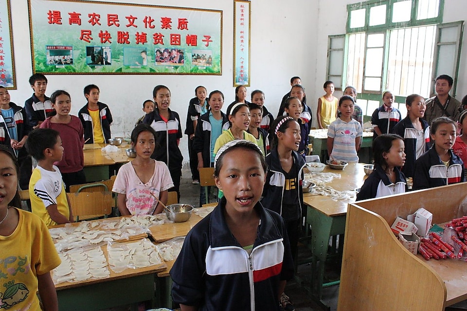 殼牌志愿者在大涼山幫助貧困學生